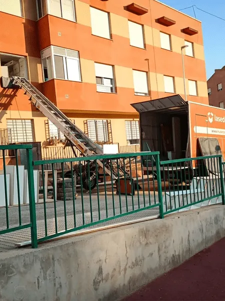 grua-elevadora-mudanzas-salamanca-la-seda3-min grua-elevadora-mudanzas-salamanca-la-seda3-min