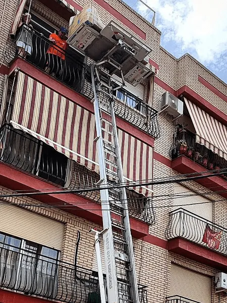 grua-elevadora-mudanzas-salamanca-la-seda4-min grua-elevadora-mudanzas-salamanca-la-seda4-min