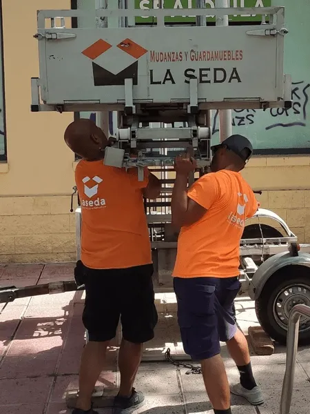 grua-elevadora-mudanzas-salamanca-la-seda9-min grua-elevadora-mudanzas-salamanca-la-seda9-min
