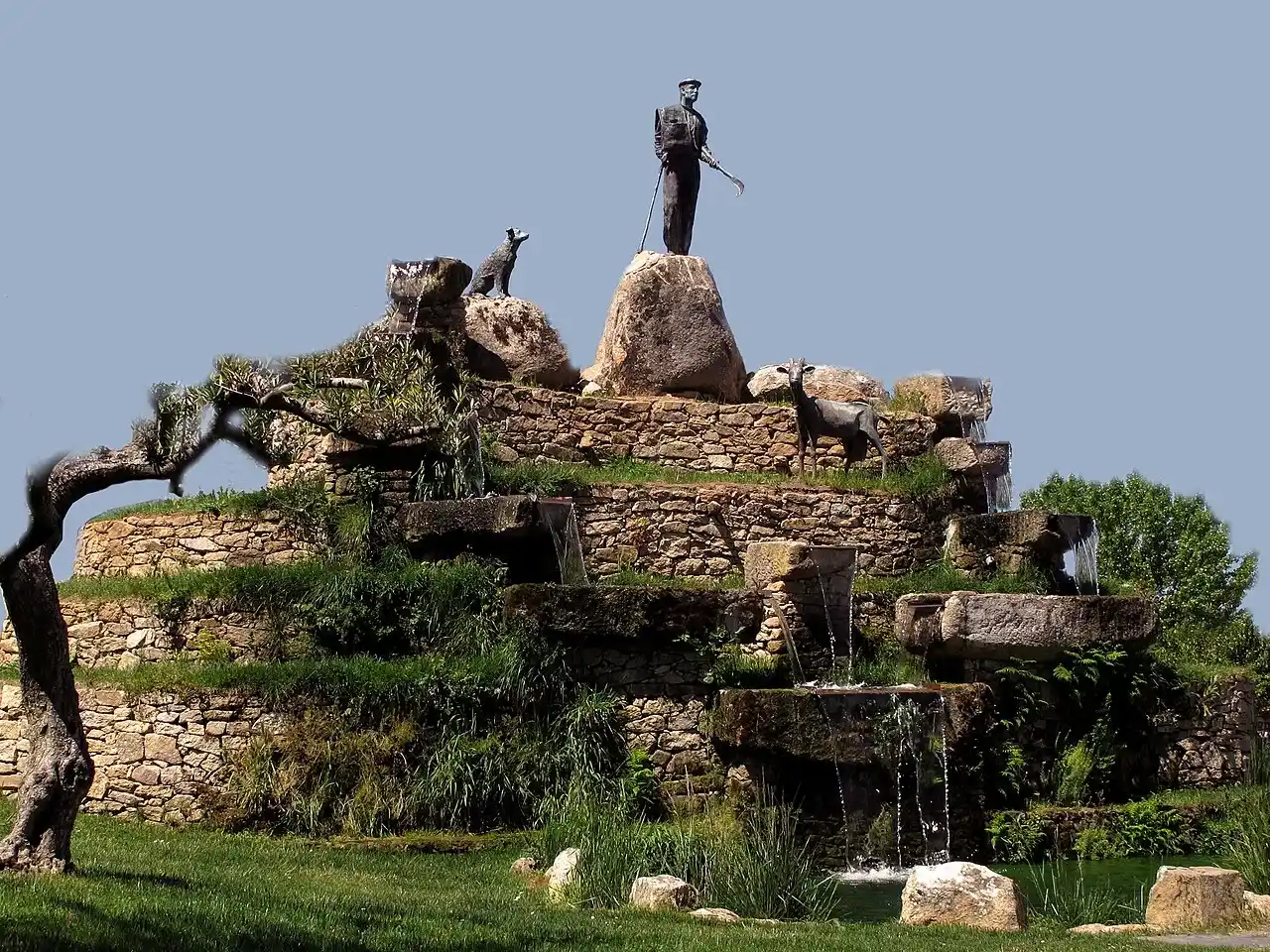 Mudanzas en Aldeadávila de la Ribera 8 Mudanzas en Aldeadávila de la Ribera: monumento al cabrero, con fuente y muros de piedra