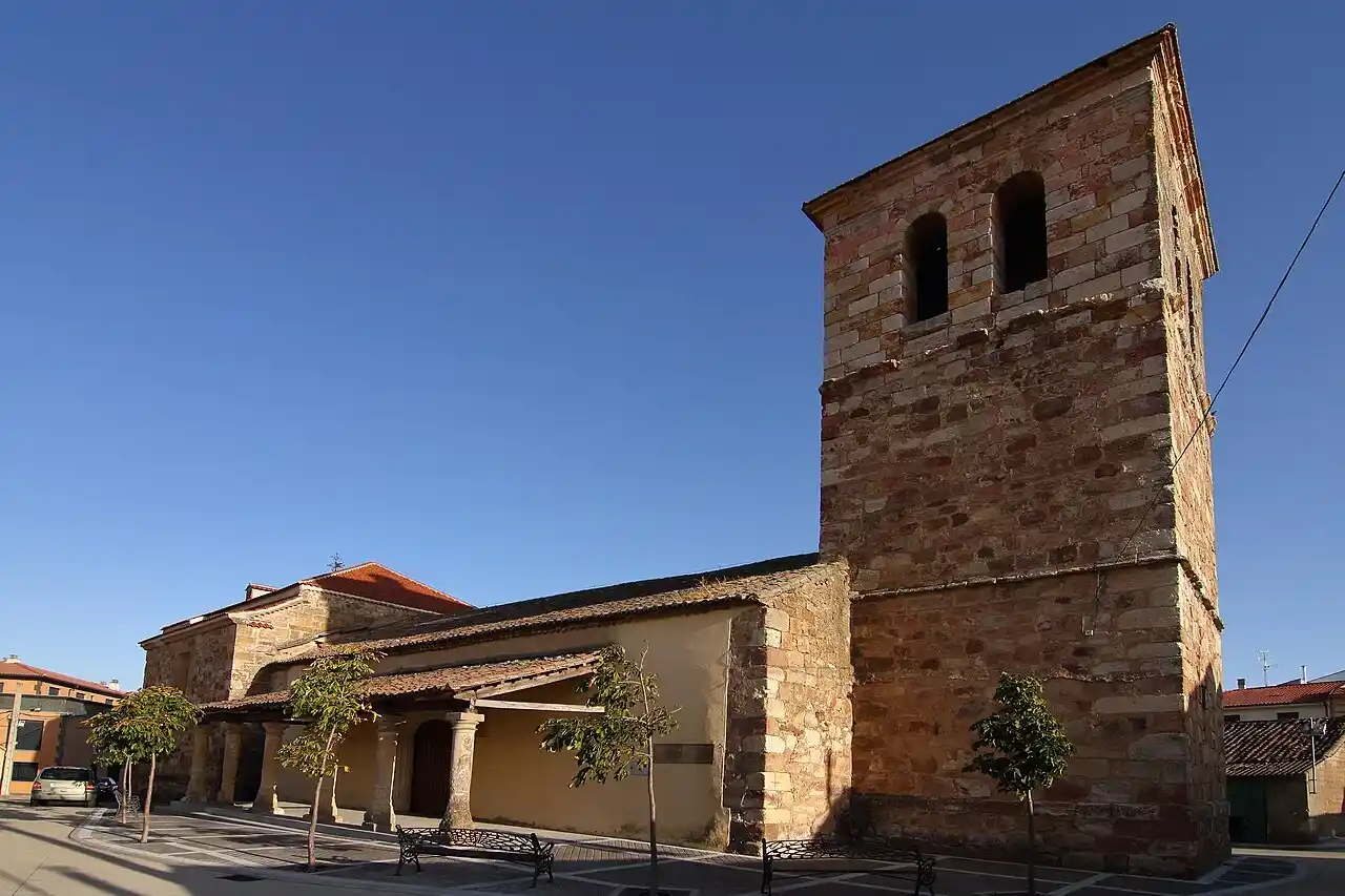 Mudanzas en Calvarrasa de Abajo 8 Mudanzas en Calvarrasa de Abajo: iglesia de piedra con torre campanario y soportal